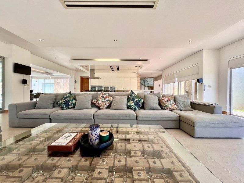 Luxury 4 Bedroom House For Sale in Klein Windhoek - Photo 7