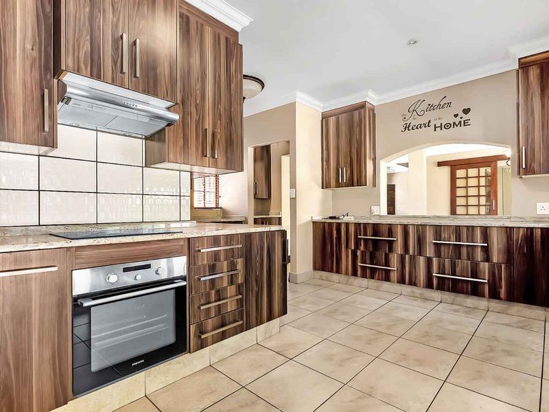 4 BEDROOM FAMILY HOME WITH 2 BEDROOM COTTAGE FOR RENT IN FOURWAYS GARDENS - Photo 8