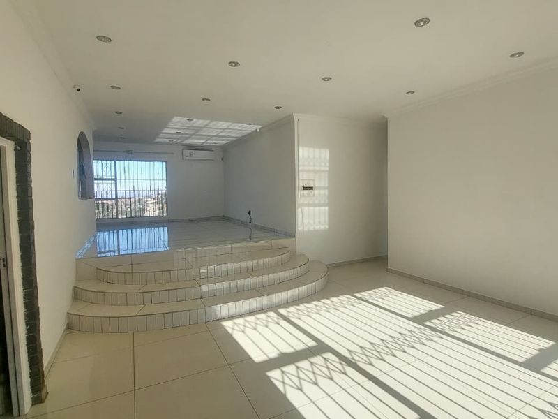 Spacious 4 Bedroom Home with Office & Modern Kitchen - Photo 1