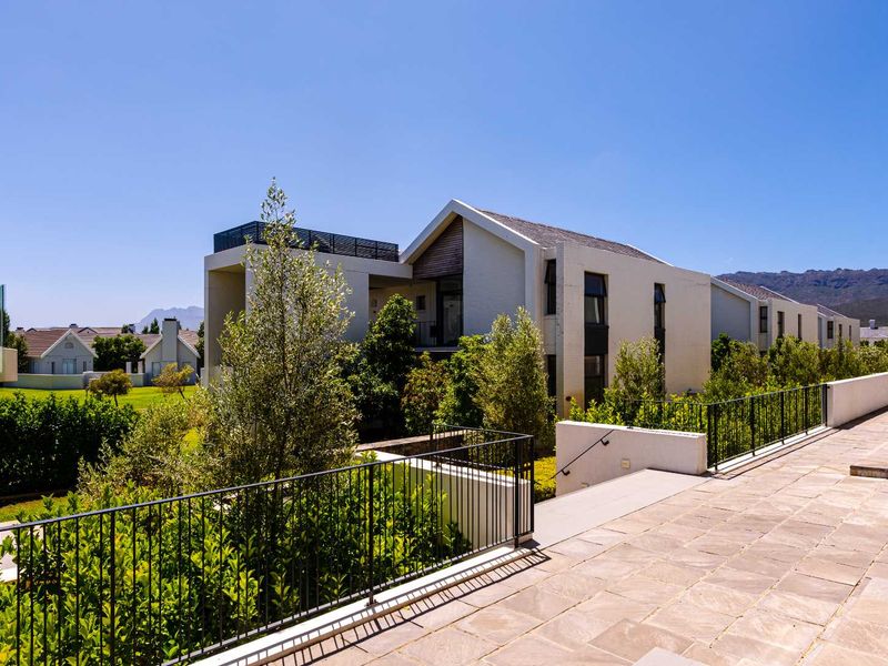 Luxury two-bedroom Polo Village apartment available to rent on Val de Vie Estate - Photo 1
