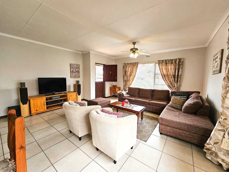 Neat family home with bachelor flat for sale in Stilbaai Wes. - Photo 8