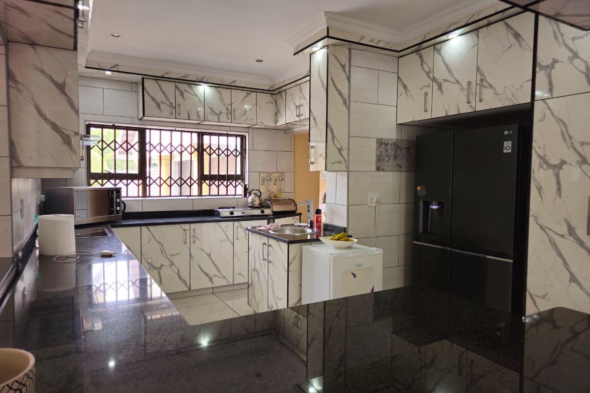 Step into this spacious and vibrant 4-bedroom home, where comfort, convenience, and modern living come together effortlessly - Photo 5