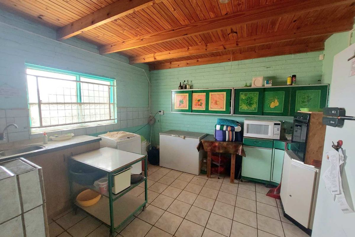 Unique Dream Home: Spacious, Versatile, & Full of Potential - Photo 5