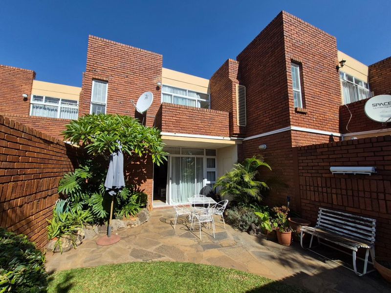 Spacious 3 Bedroom Duplex in a Popular Well-Managed Complex - Photo 1
