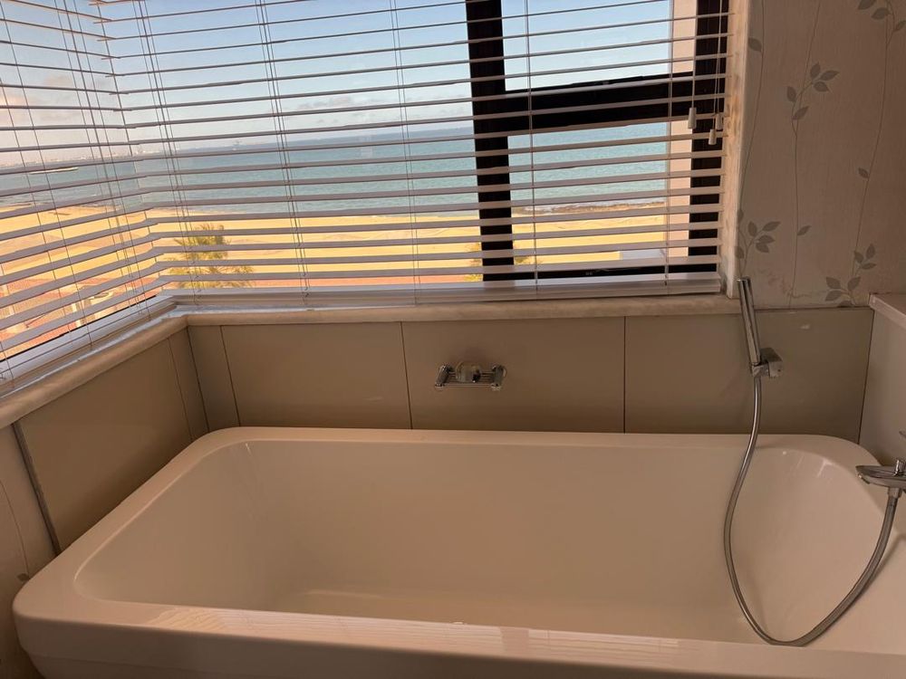 Main bedroom en-suite bathroom 