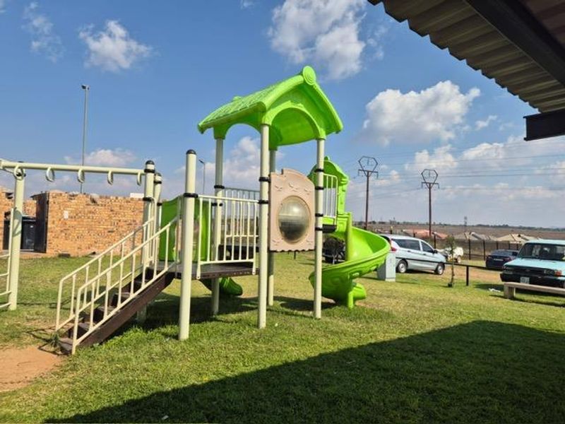 Cranes@Riverside - R 585 000, 2 Beds, 1 Bath - Photo 3