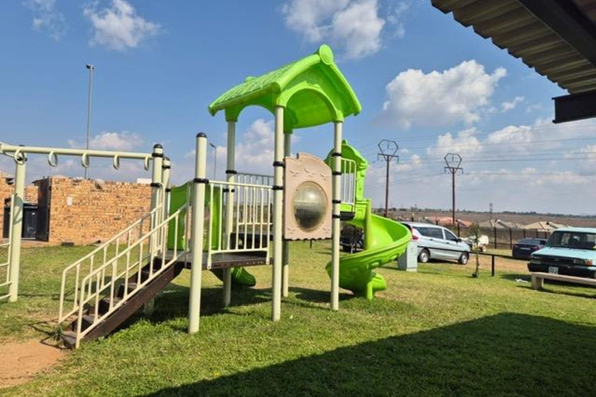 Cranes@Riverside - R 585 000, 2 Beds, 1 Bath - Photo 3