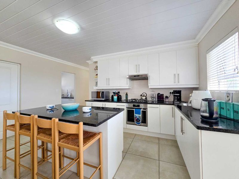 Neat family home for sale in Stilbaai-Wes. - Photo 8