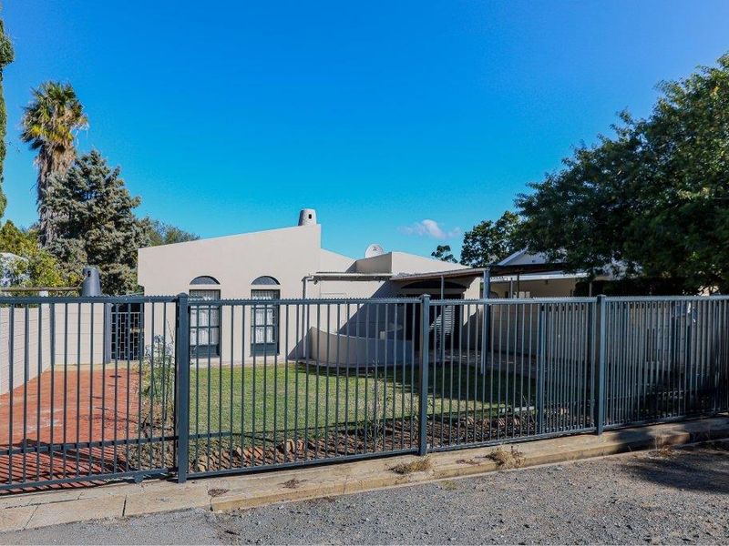 Absolute Gem in sought-after neighborhood walking distance to all amenities - Photo 1