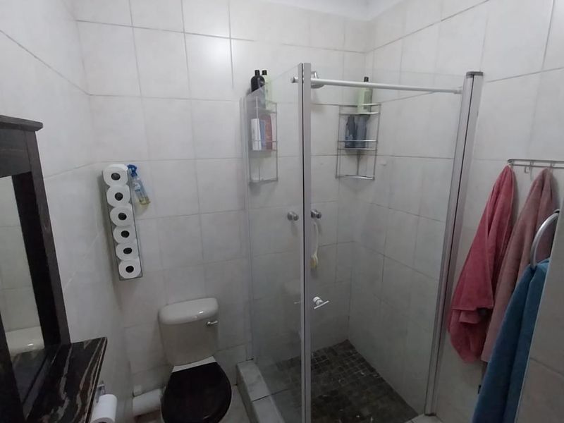 Dual Living: Main House + Self-Contained 2-Bed Flatlet - Photo 9