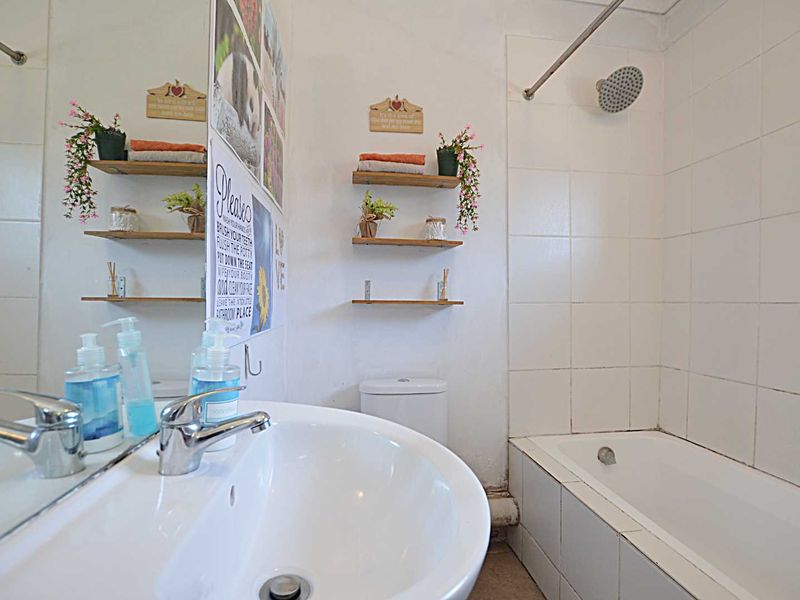 Neat Two Bedroom Apartment - Photo 9