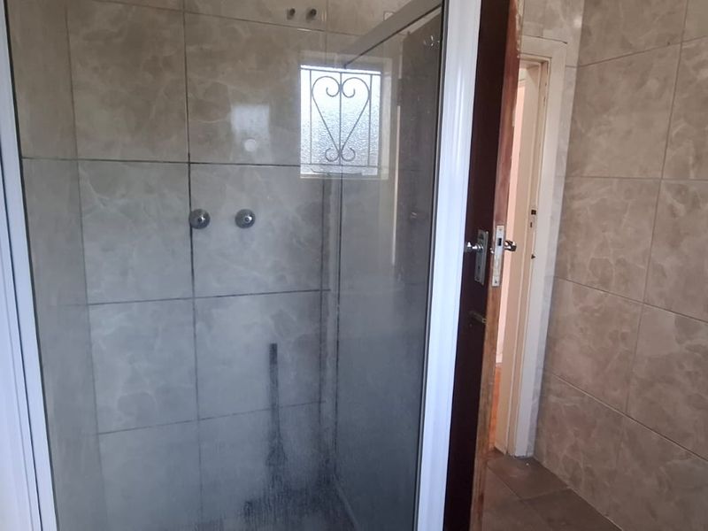 Cozy Essenwood Apartment Near Atrium Mall - Secured Parking & Fully Air Conditioned !! - Photo 5