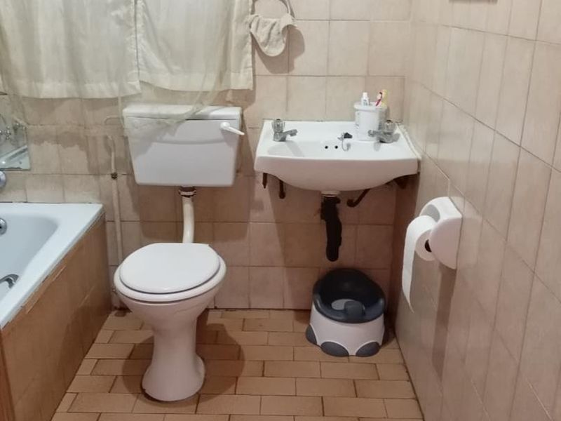 NEAT SPACIOUS 2 BED FLAT IN SILV - Photo 5