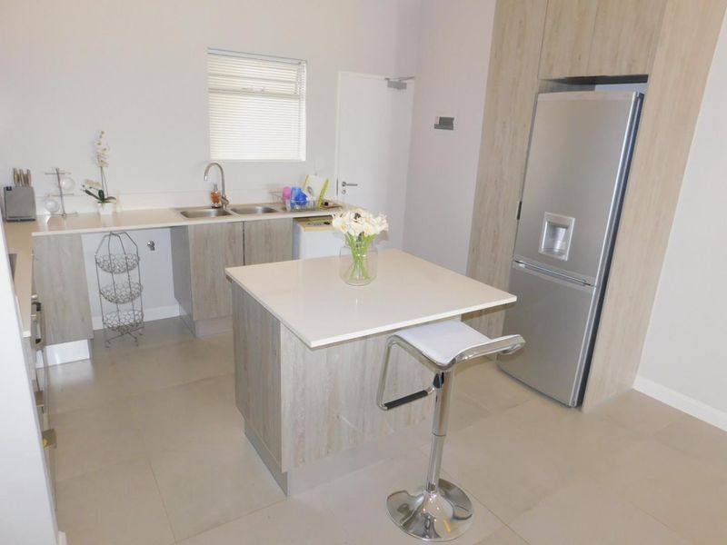 2 Bedroom unfurnished apartment in Morningside - Photo 3