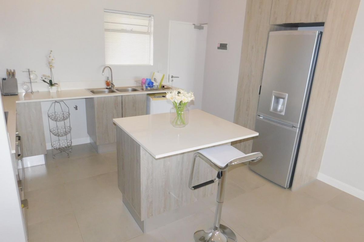 2 Bedroom unfurnished apartment in Morningside - Photo 3