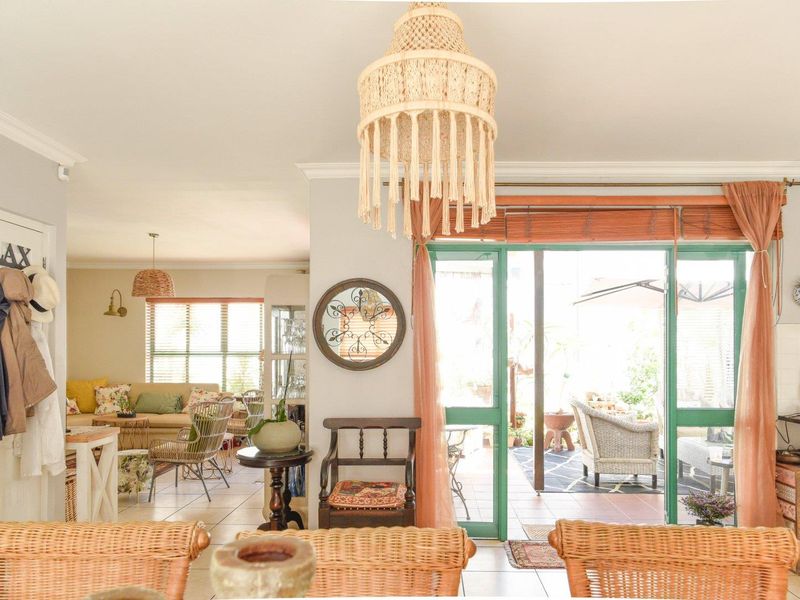 Exquisite and charming home with a beautiful garden in the always popular Kingshaven Estate - Photo 7