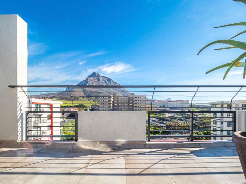 Luxury Two-Bedroom Apartment with Prime Location - Photo 2