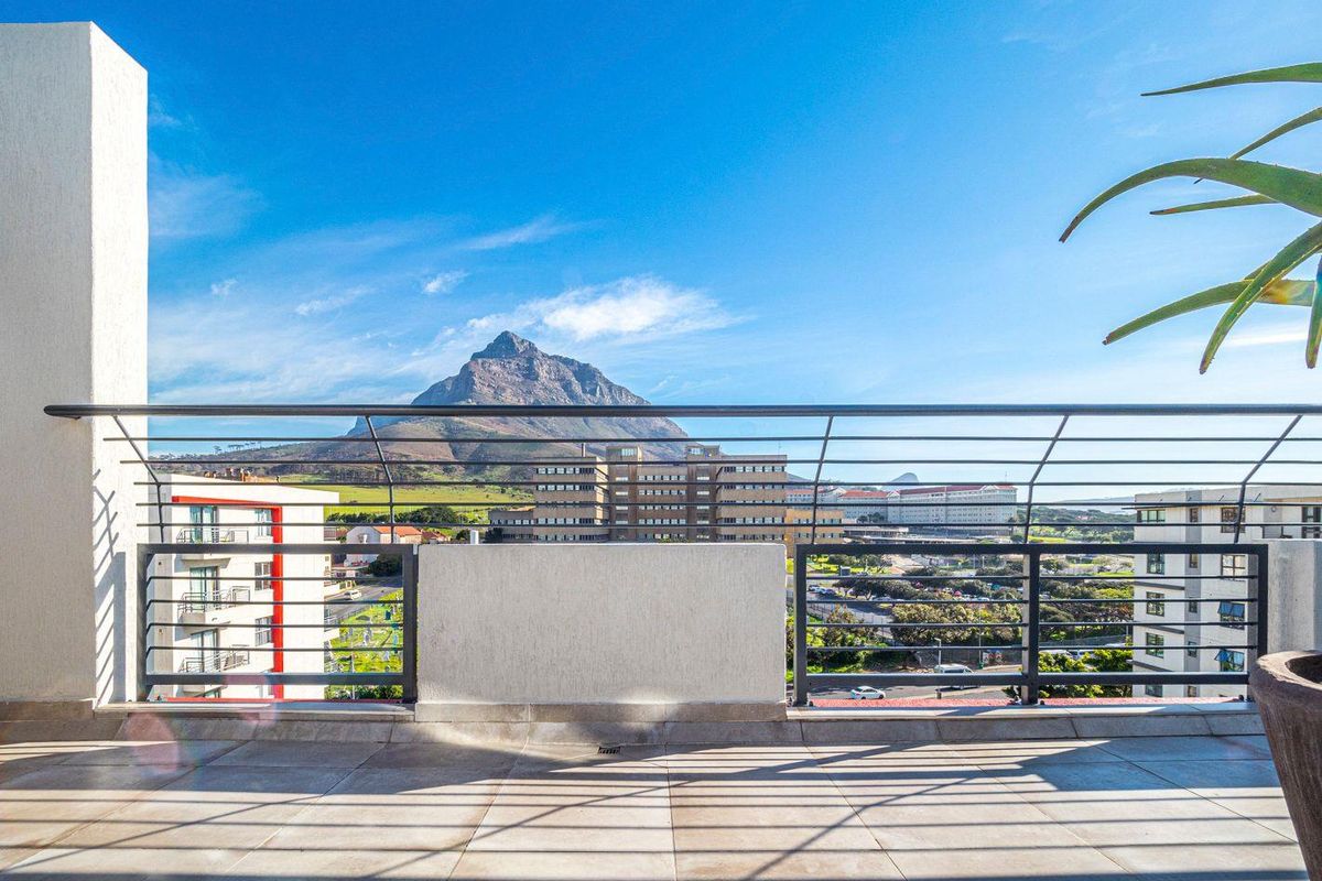 Luxury Two-Bedroom Apartment with Prime Location - Photo 2