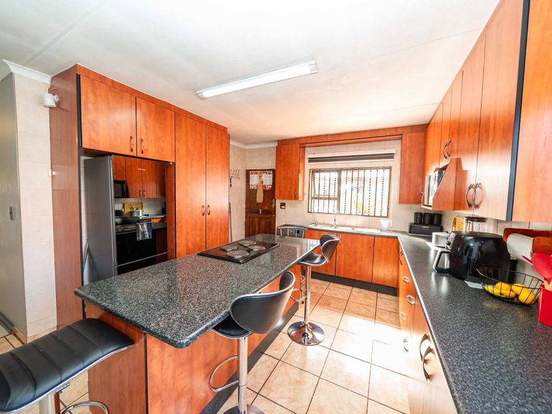 4 Bedroom House in New State Area - Photo 6