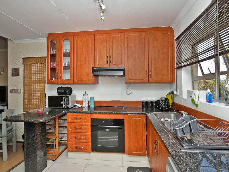 Neat Two Bedroom Apartment - Centrally Located! - Photo 2