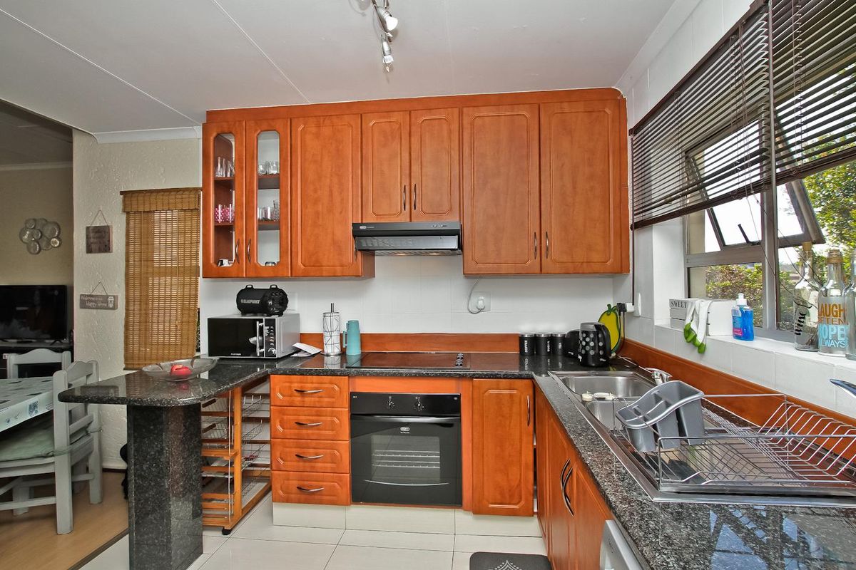 Neat Two Bedroom Apartment - Centrally Located! - Photo 2