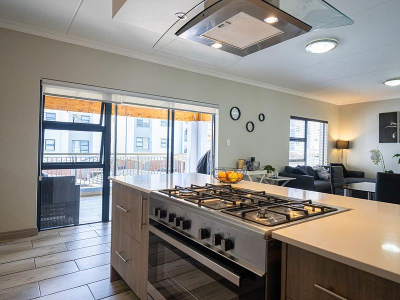 Modern 2 Bed 2 Bath Apartment in Lifestyle Complex - Photo 6