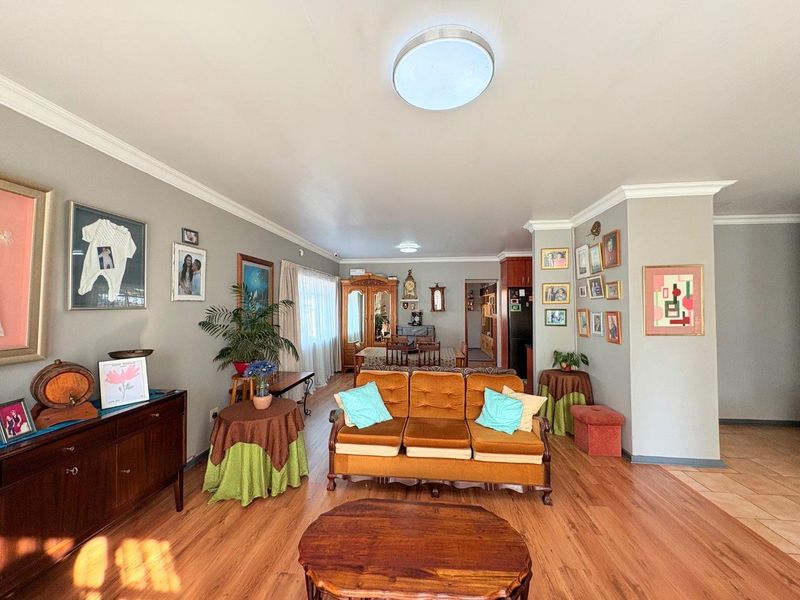 Spacious Family Home with Solar Power and Borehole  in Langenhovenpark - Photo 4