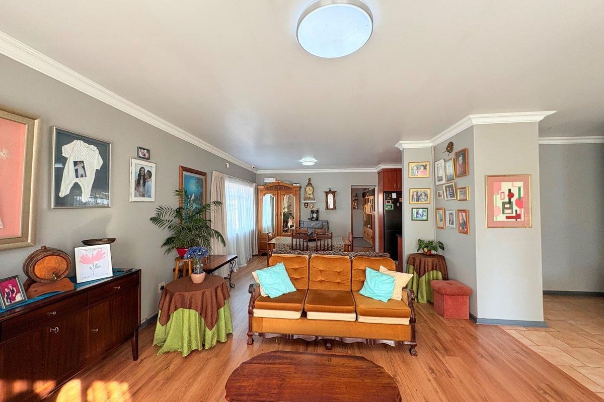Spacious Family Home with Solar Power and Borehole  in Langenhovenpark - Photo 4