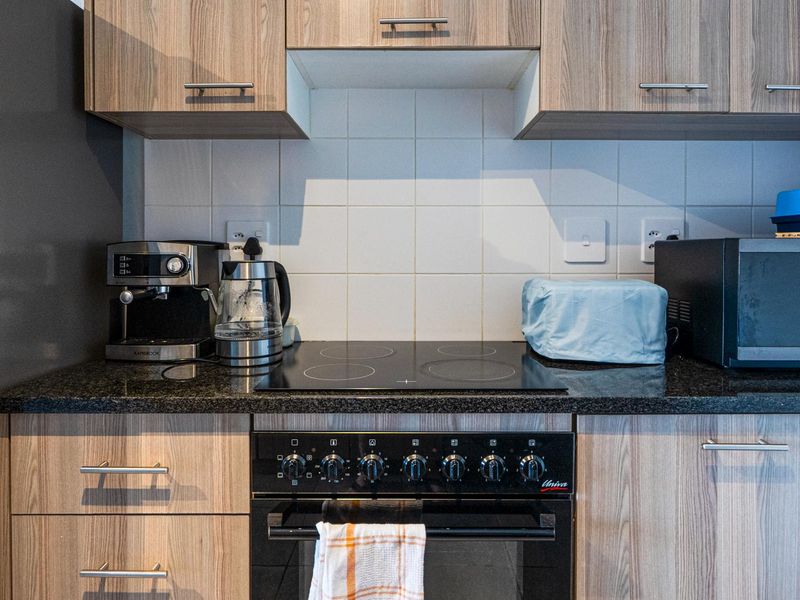 Secure ground floor estate living - Photo 7