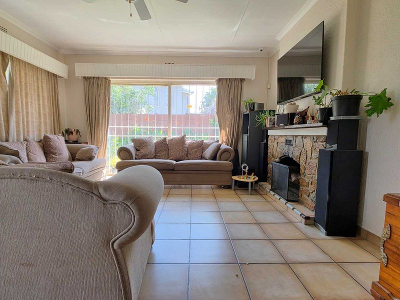 5 Bedroom house for sale in Brackendowns - Photo 5