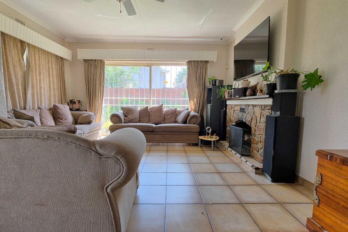 5 Bedroom house for sale in Brackendowns - Photo 5