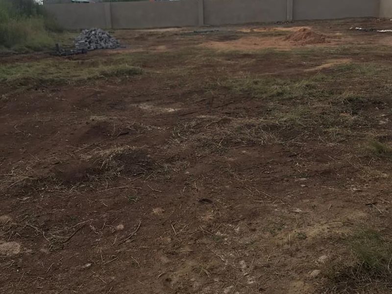 Land with secure & sturdy boundary walls - Photo 2