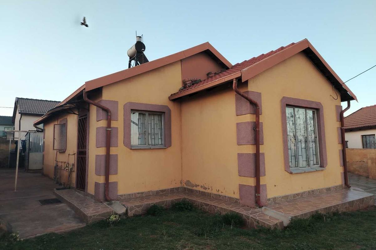 Beautiful and Neat 3 bedroom in Lotus Gardens - Photo 3