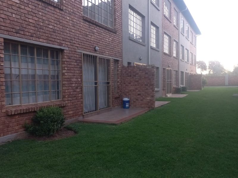 2 bedroom ground floor unit, walking distance from Eastrand Mall - Photo 9
