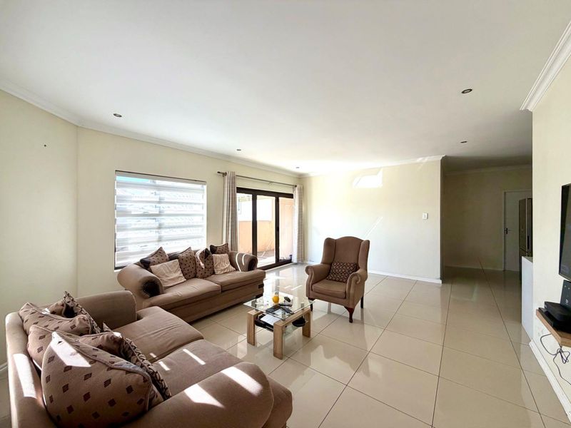 Modern 3 Bedroom 2 bathroom House - Photo 4