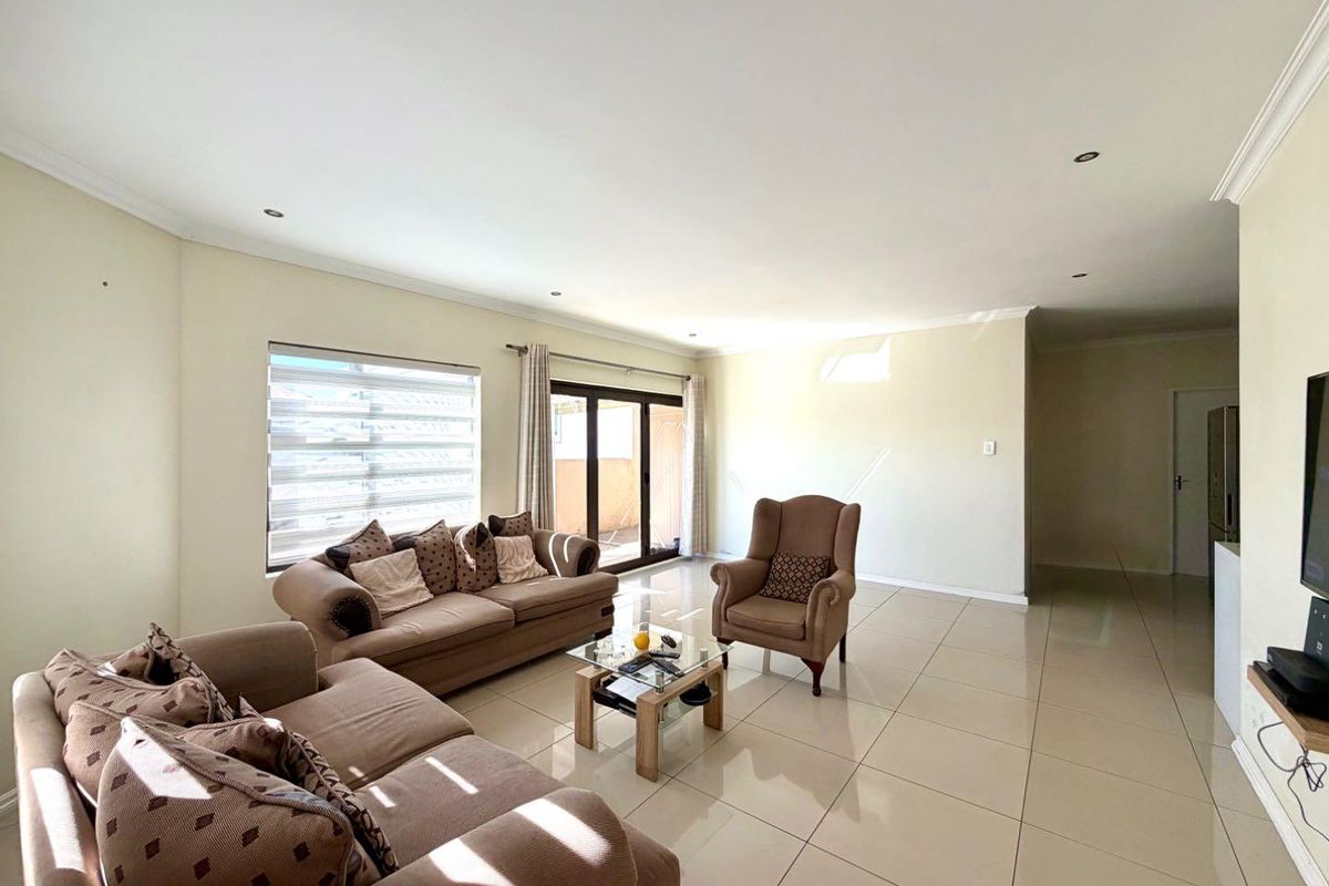 Modern 3 Bedroom 2 bathroom House - Photo 4