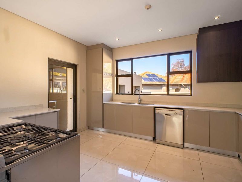 Magnificent 5 Bedroom Mansion in the heart of Bryanston!!! - Photo 6