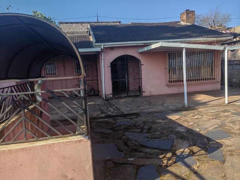 UNBELIEVABLE PRICE!  Luxurious Mansion House in Section 3, Mpumalanga! - Photo 1