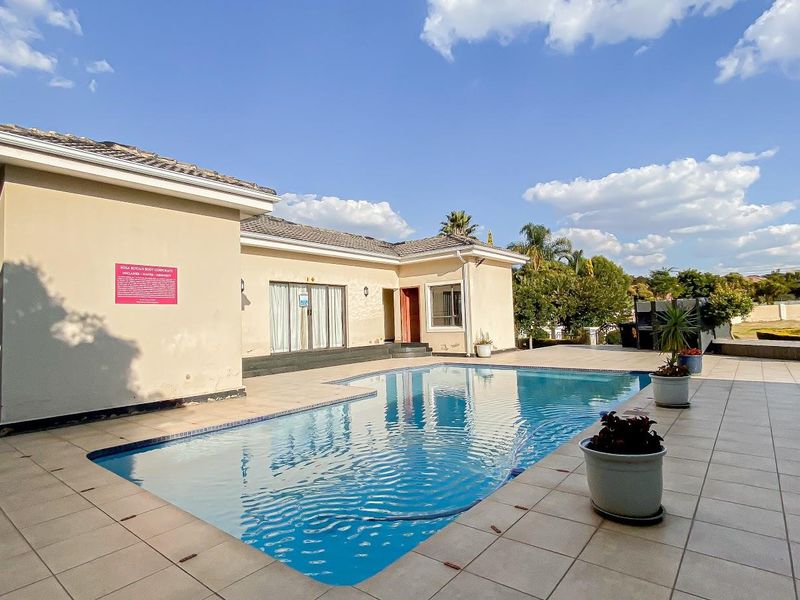 3 Bedroom 2 Bathroom Executive Apartment - Photo 2