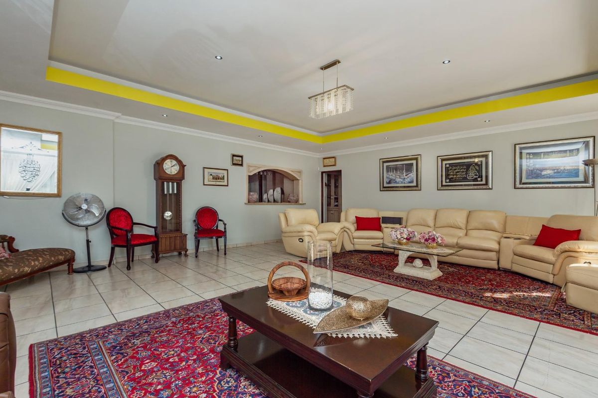 Large Immaculate Family Home with 2 Bedroom Flat - Photo 2