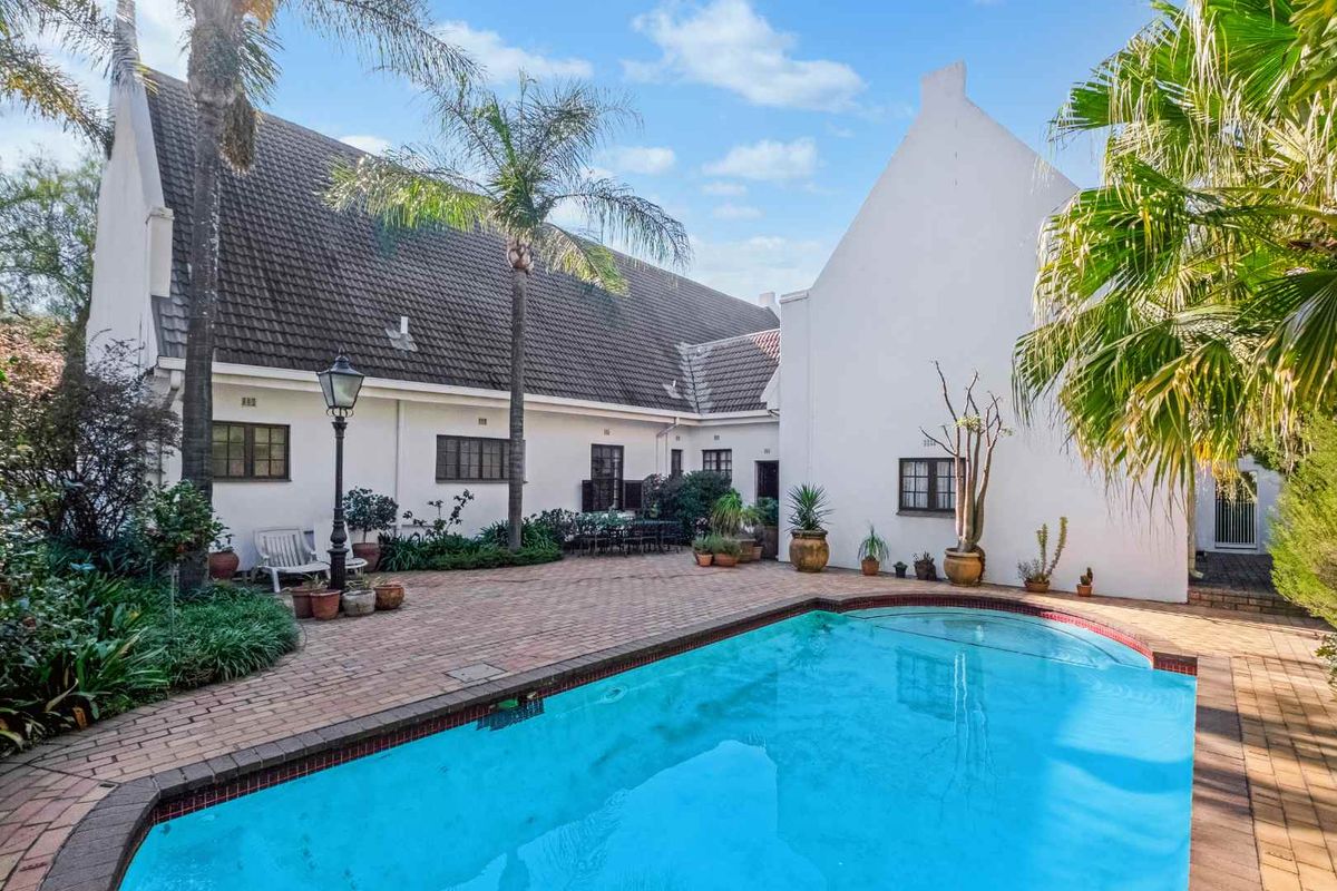 A CAPE DUTCH MASTERPIECE IN THE HEART OF ONE OF LONEHILL’S TOP BOOMED AREAS - Photo 3