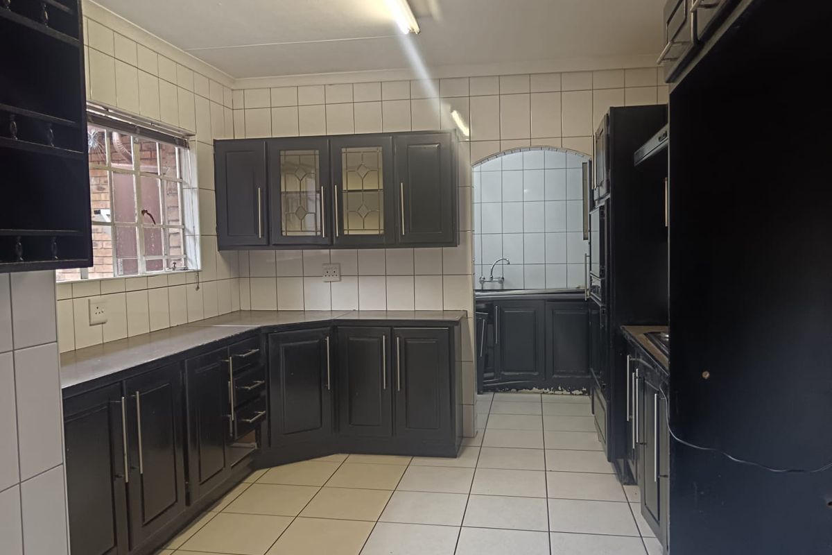Stunning 4 bedroom spacious family home with lots of potential - Photo 3