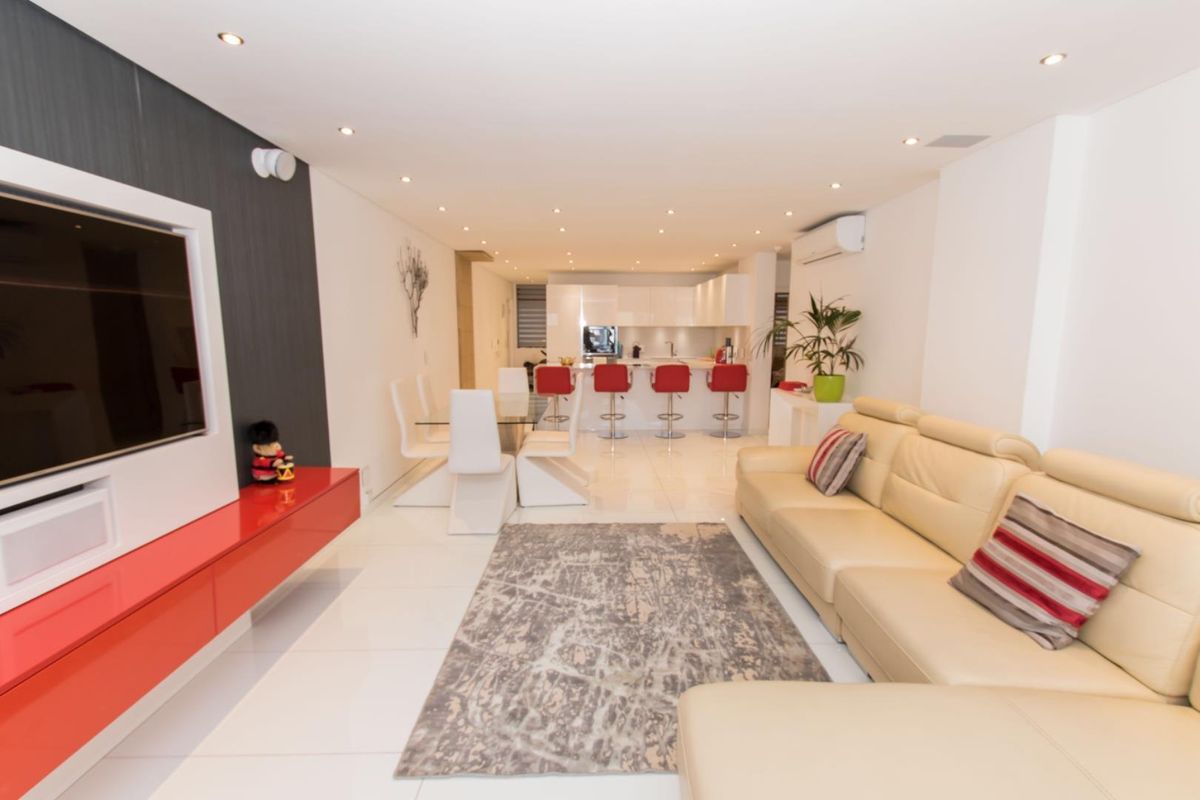 Stunning 2-Bedroom, 2-Bathroom Apartment with Expansive Balcony - Photo 3