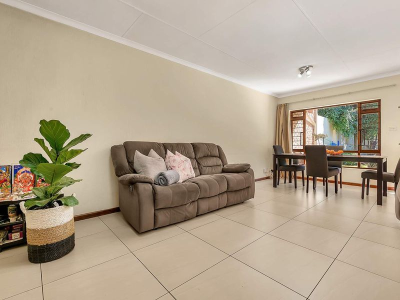 POSITION PLUS POTENTIAL – A PRIVATE LIGHT-FILLED FEEL HAPPY HOME - Photo 3