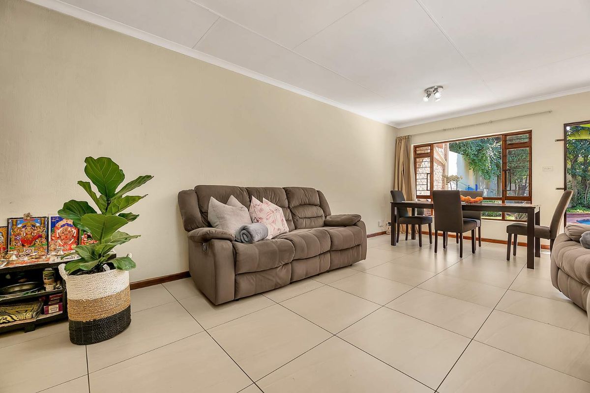 POSITION PLUS POTENTIAL – A PRIVATE LIGHT-FILLED FEEL HAPPY HOME - Photo 3