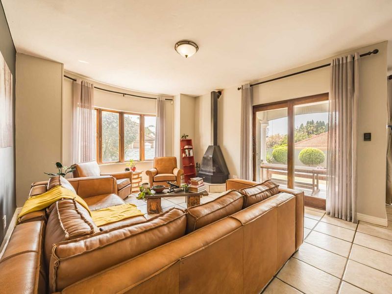Elegant Family Living in Wapadrand Estate Landgoed - Photo 8