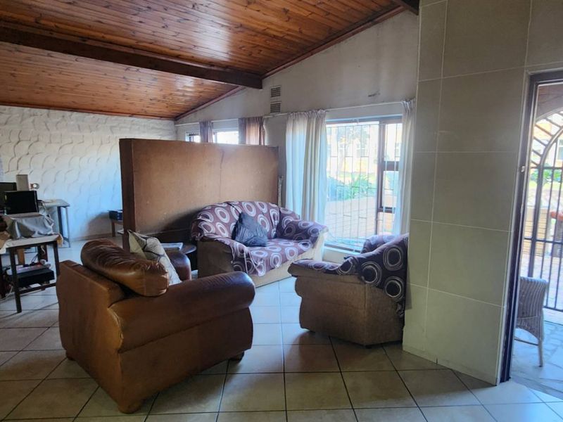 The Renovators Dream. Home with flatlet. - Photo 3