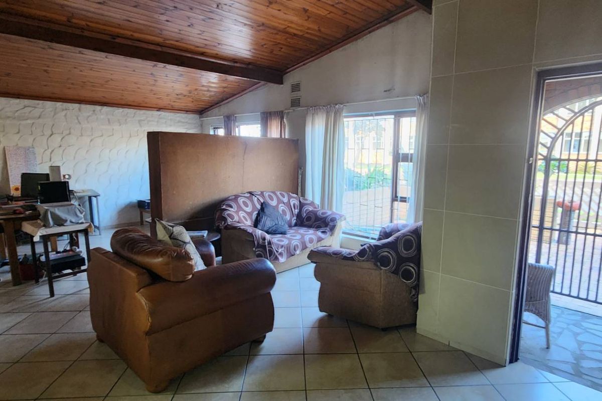 The Renovators Dream. Home with flatlet. - Photo 3