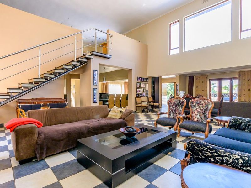 Hendra - Expansive Coastal Property with Guest House Potential - Photo 2