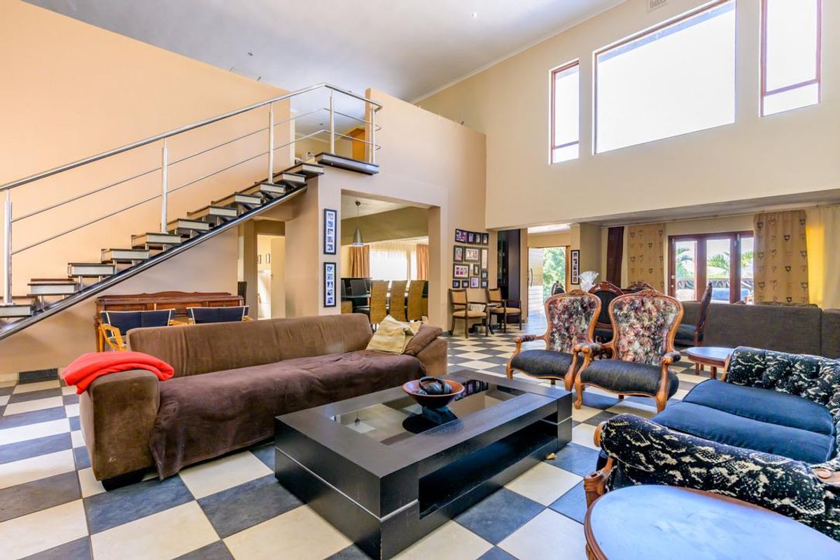 Hendra - Expansive Coastal Property with Guest House Potential - Photo 2